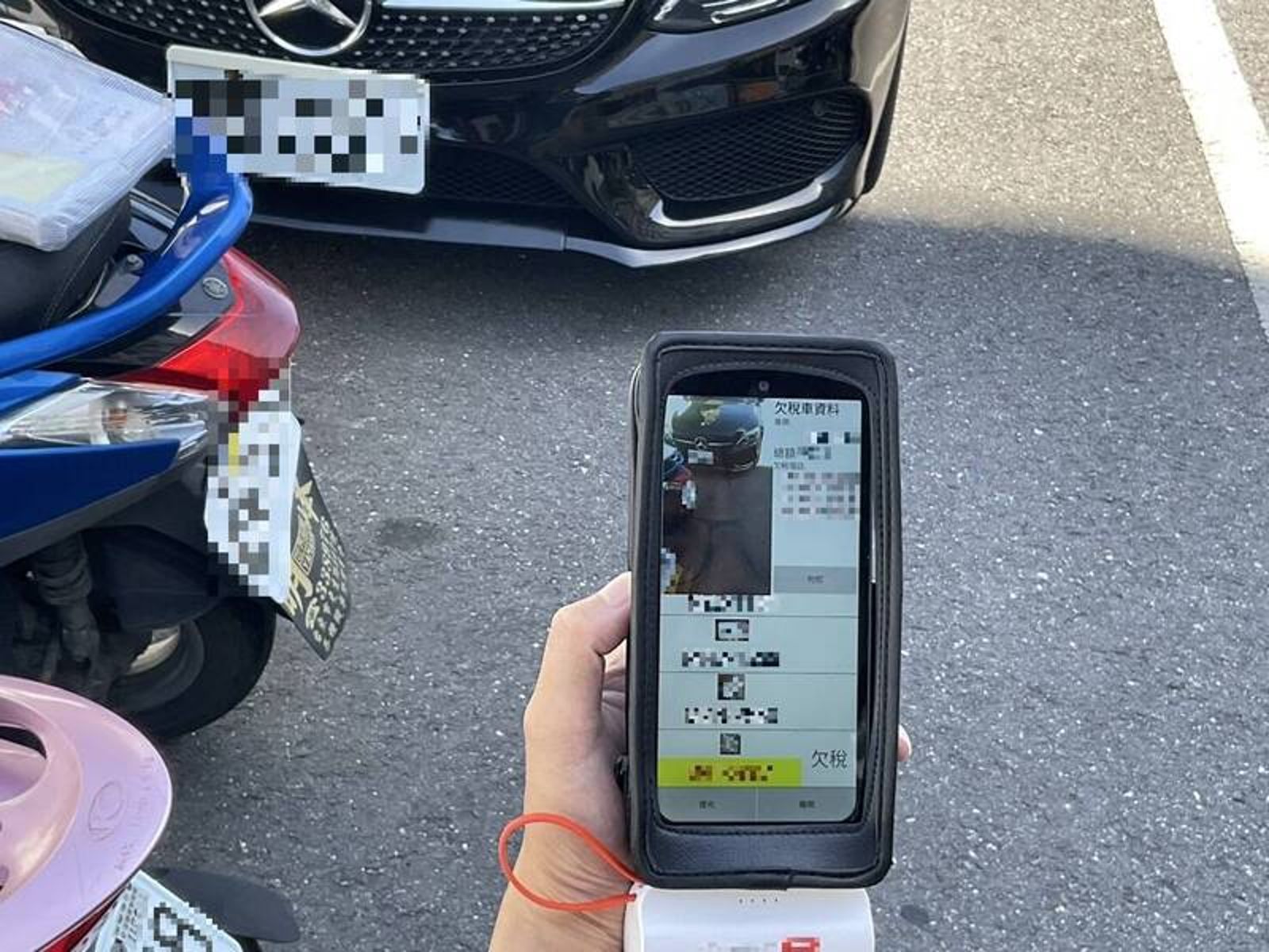 賓士女欠稅5萬裝死!AI神捕路過「1秒抓包」 愛車慘被拖 1小時捧錢求領回