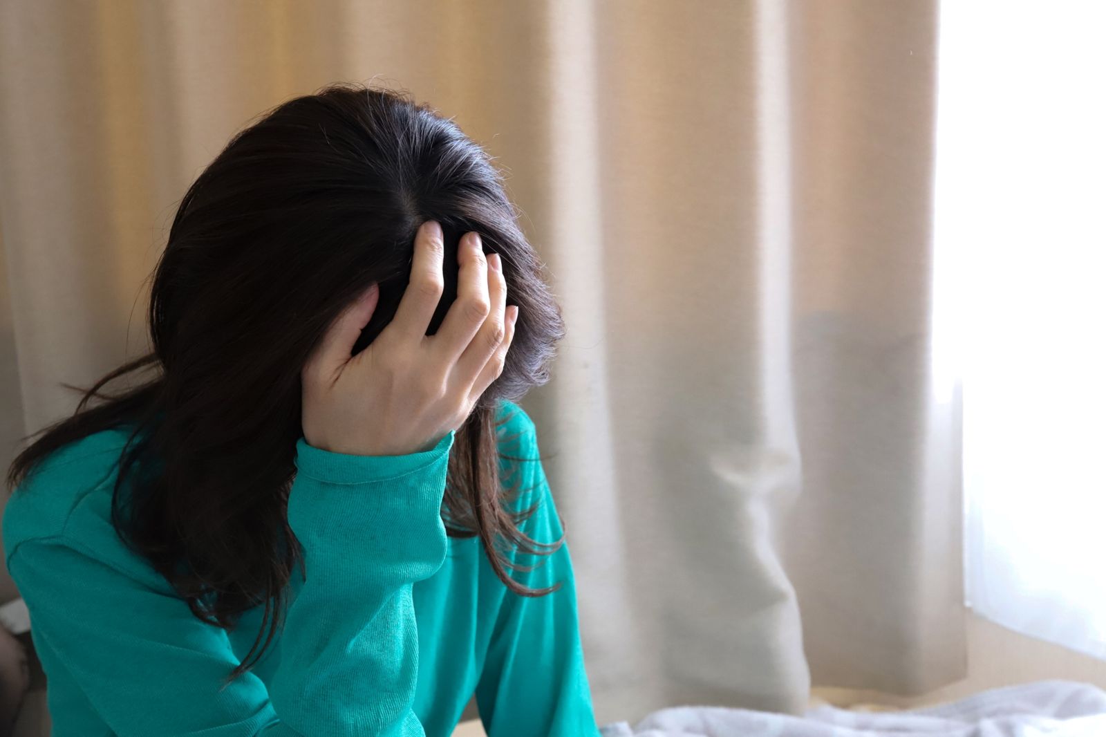 酷暑蓋2層被還喊冷！她口吐白沫「腦袋被挖隧道」　醫開顱驚見8cm巨蟲蠕動...真相超荒唐