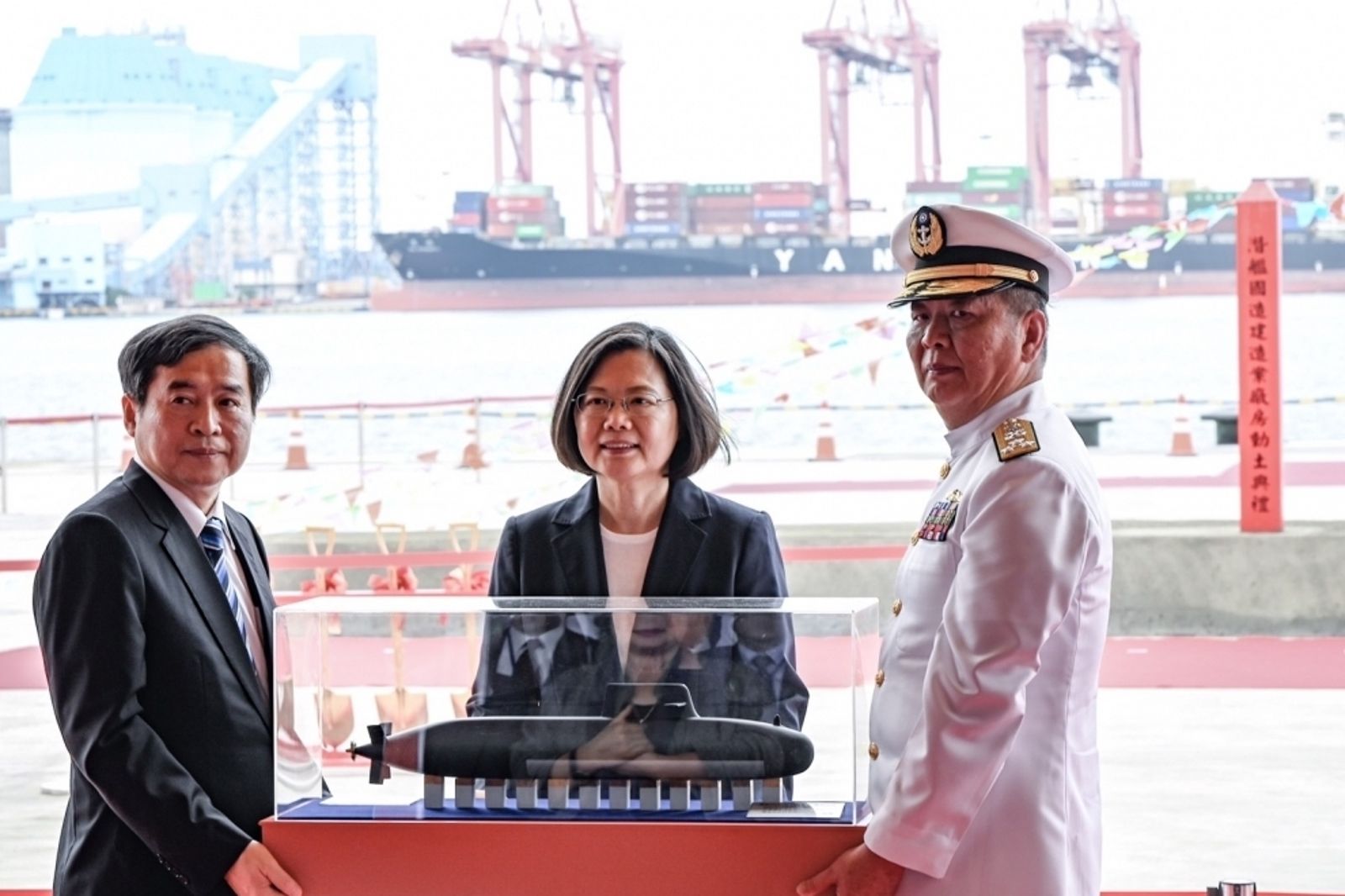 黃曙光和蔡英文主持潛艦廠房破土，那段時間，他幾乎以台船為家。圖／總統府提供