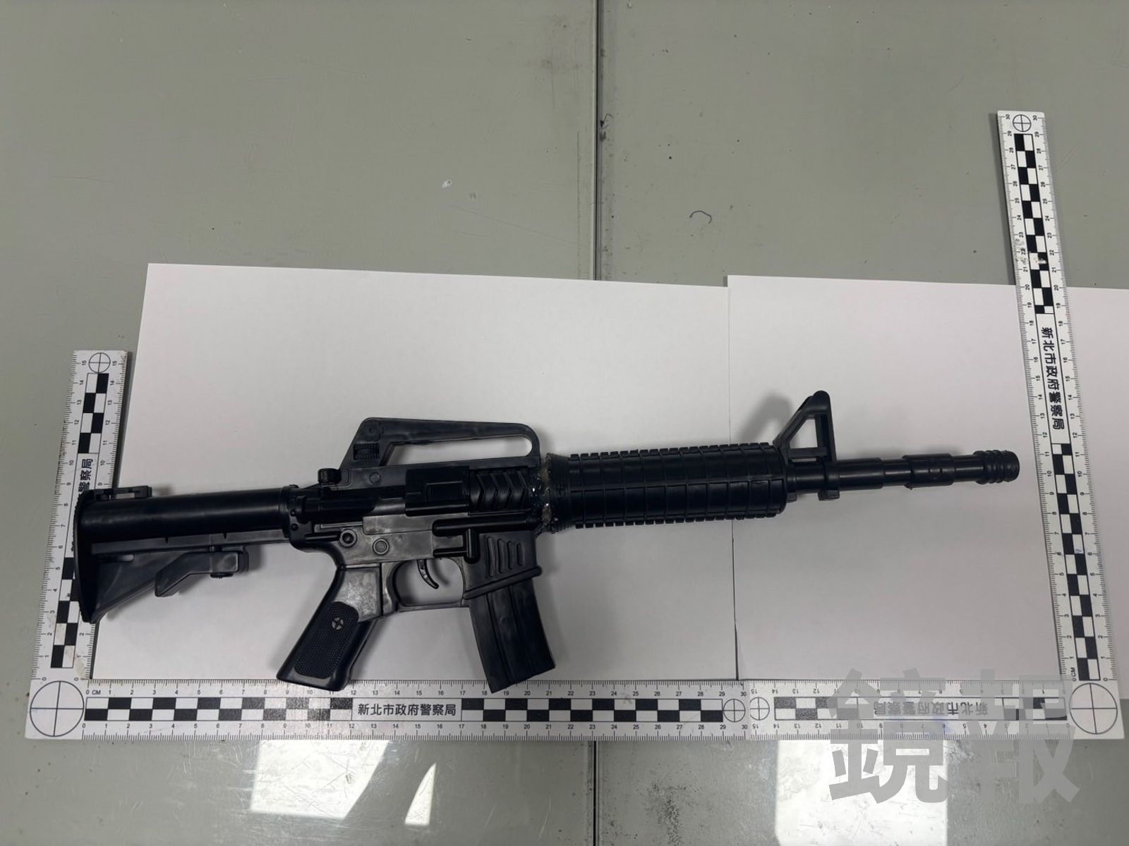 新北蘆洲街頭驚見長槍！50歲男持槍找母要錢　真相讓警人哭笑不得