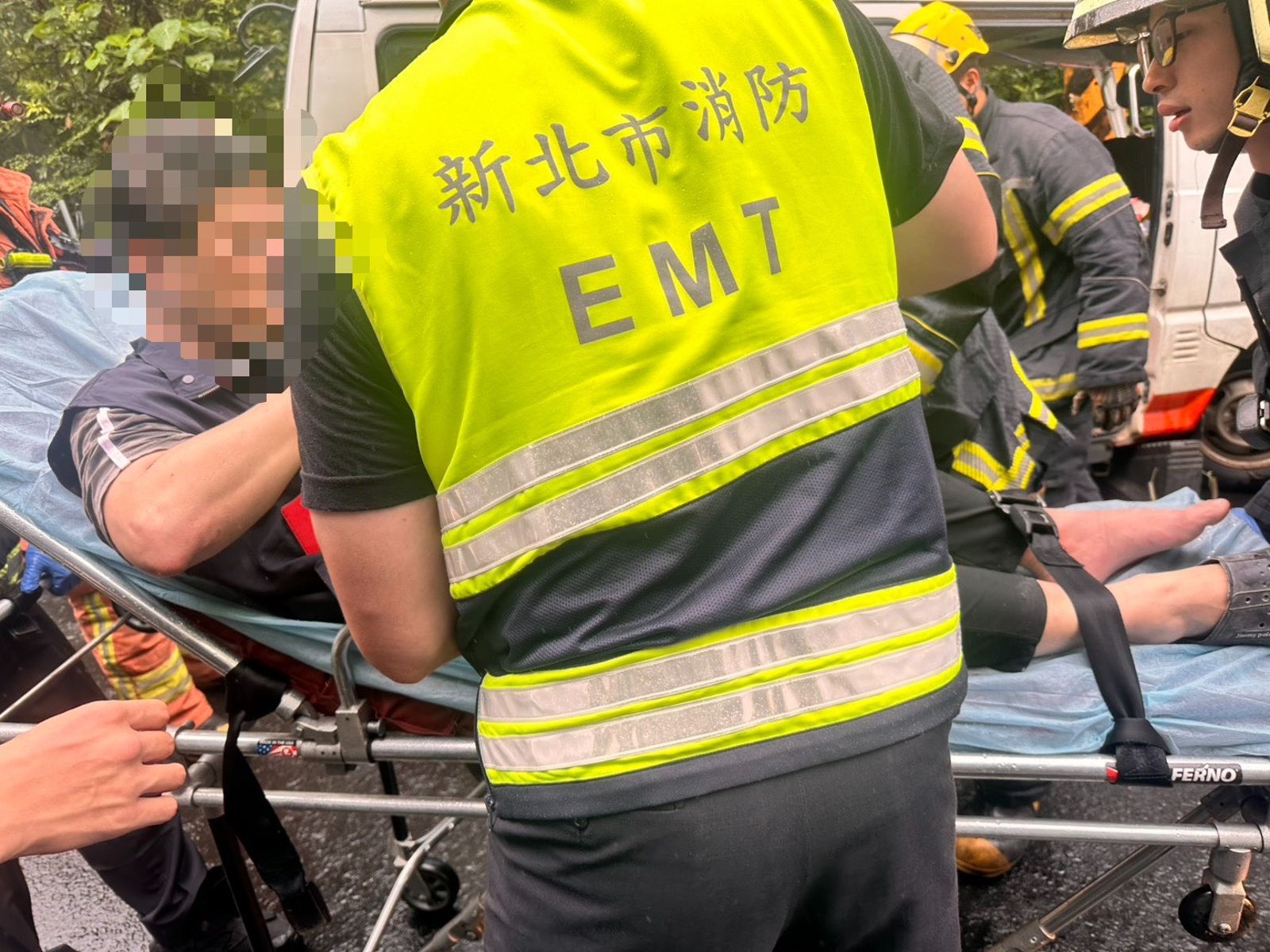 蘇男脫困後腿部受傷送醫。圖/翻攝畫面