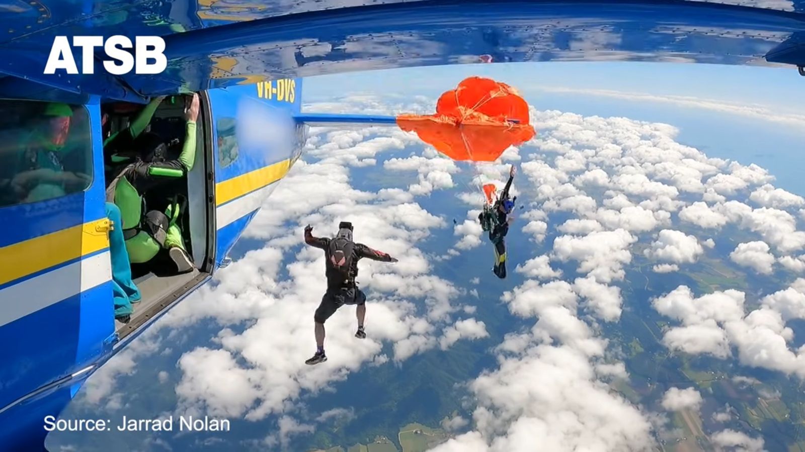 高空跳傘驚魂！降落傘纏機尾「人懸掛飛機下」畫面曝…靠「這工具」驚險生還