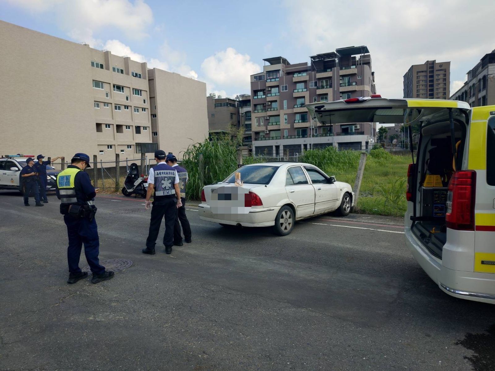 「幽靈車」詭異慢滑衝護欄 打開車門駕駛已氣絕 監視器還原「一路無人接觸」車上驚見這一包
