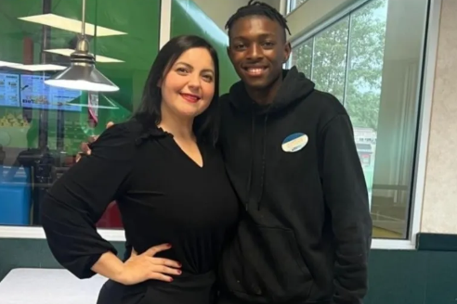 門多薩(左)為貝克(右)籌大學學費。圖／翻攝自gofundme