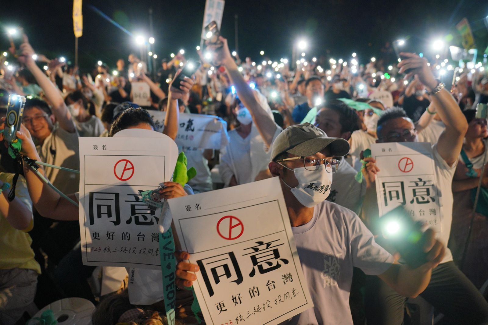 民眾黨今天(22日)晚間在榮星花園舉辦「公投之夜」造勢活動,台上台下都舉起手機開閃光燈,現場呈現一片燈海,氣氛溫馨動人。(圖/鏡週刊提供)