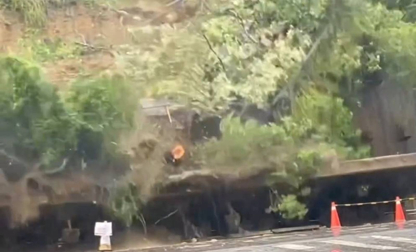 直擊巨牆瞬間轟倒!高雄豪雨灌爆 小港松富街驚傳第三度坍塌
