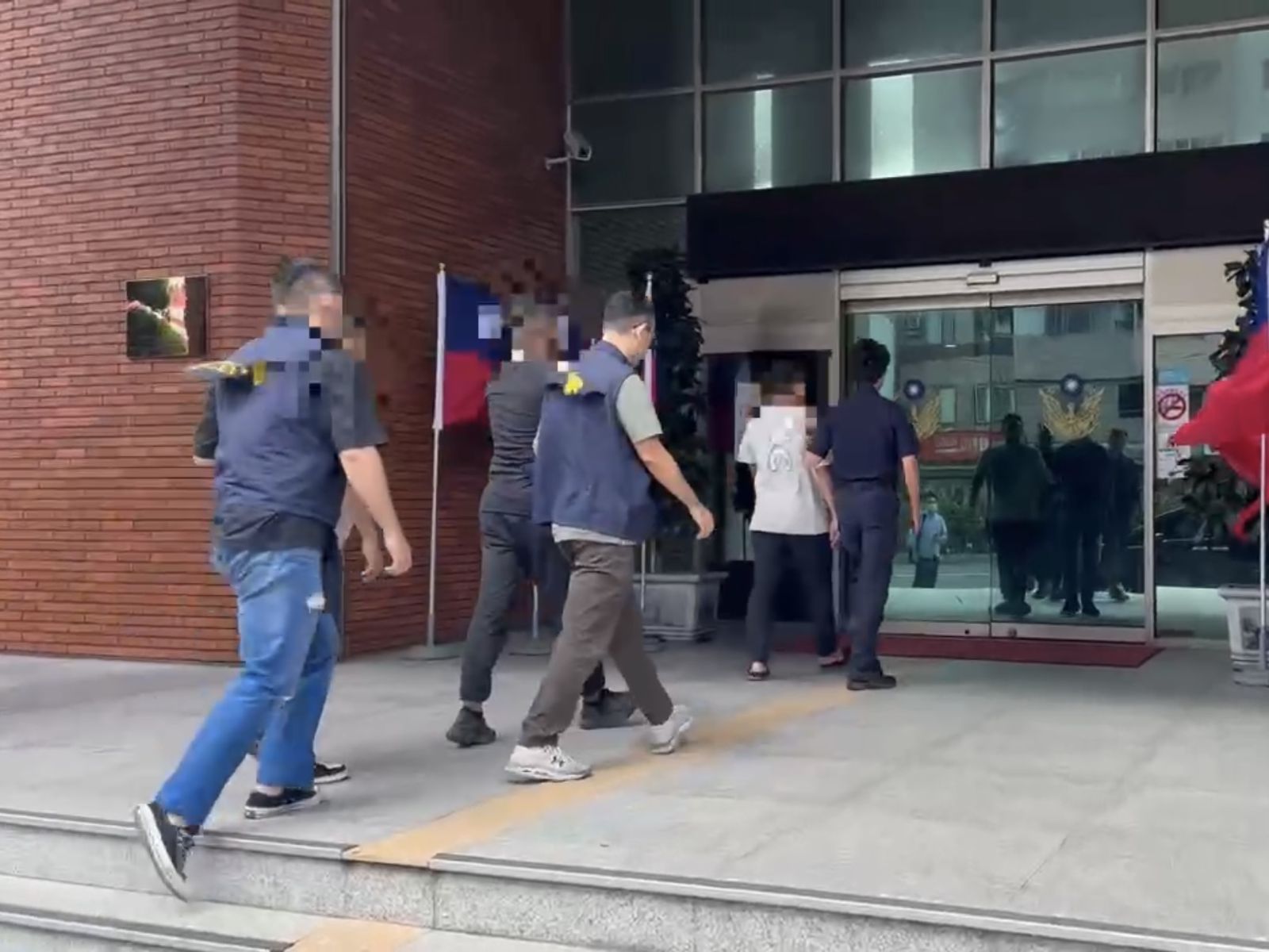 三重3名惡煞砸車後,竟跑去三溫暖洗澡,面對犯行坦承不諱。翻攝畫面