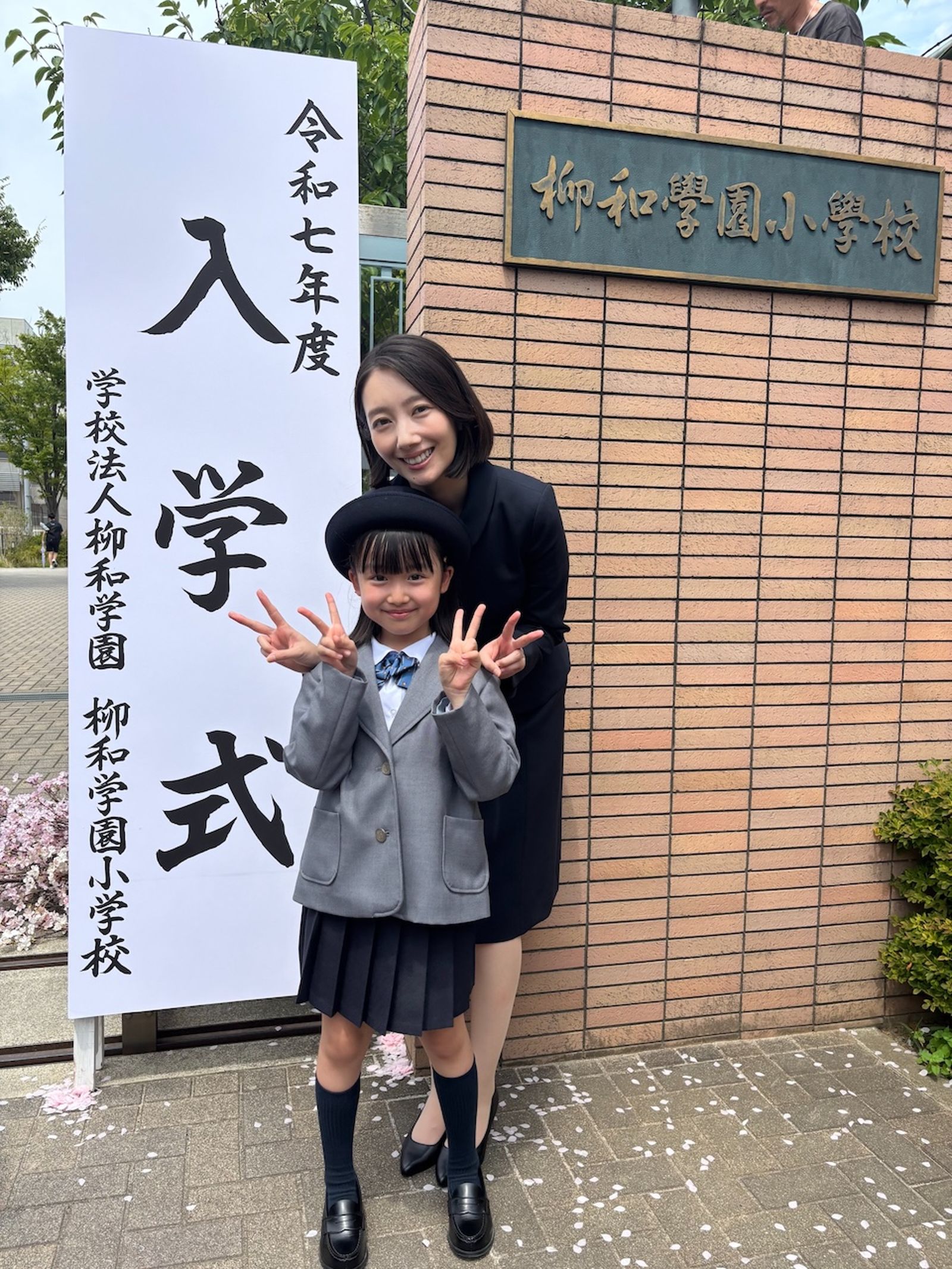 波瑠(右)大讚劇中女兒池村碧彩演技超好。翻攝官方X