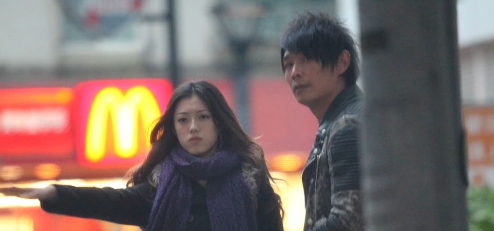 黃品源和「姪女」出捷運站，路邊攔計程車。