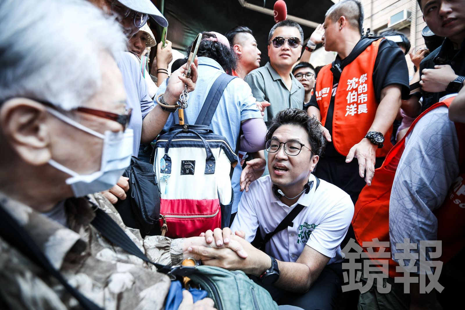 民進黨台北市長參選人沈伯洋今天到北投自強市場掃街,受到熱烈歡迎。攝影鄒保祥