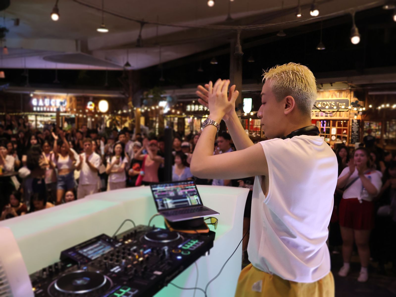 入夜後「大人的遊樂場」變身復古派對,DJ會放送華語金曲,讓現場變成大型KTV。(圖/珍珍)