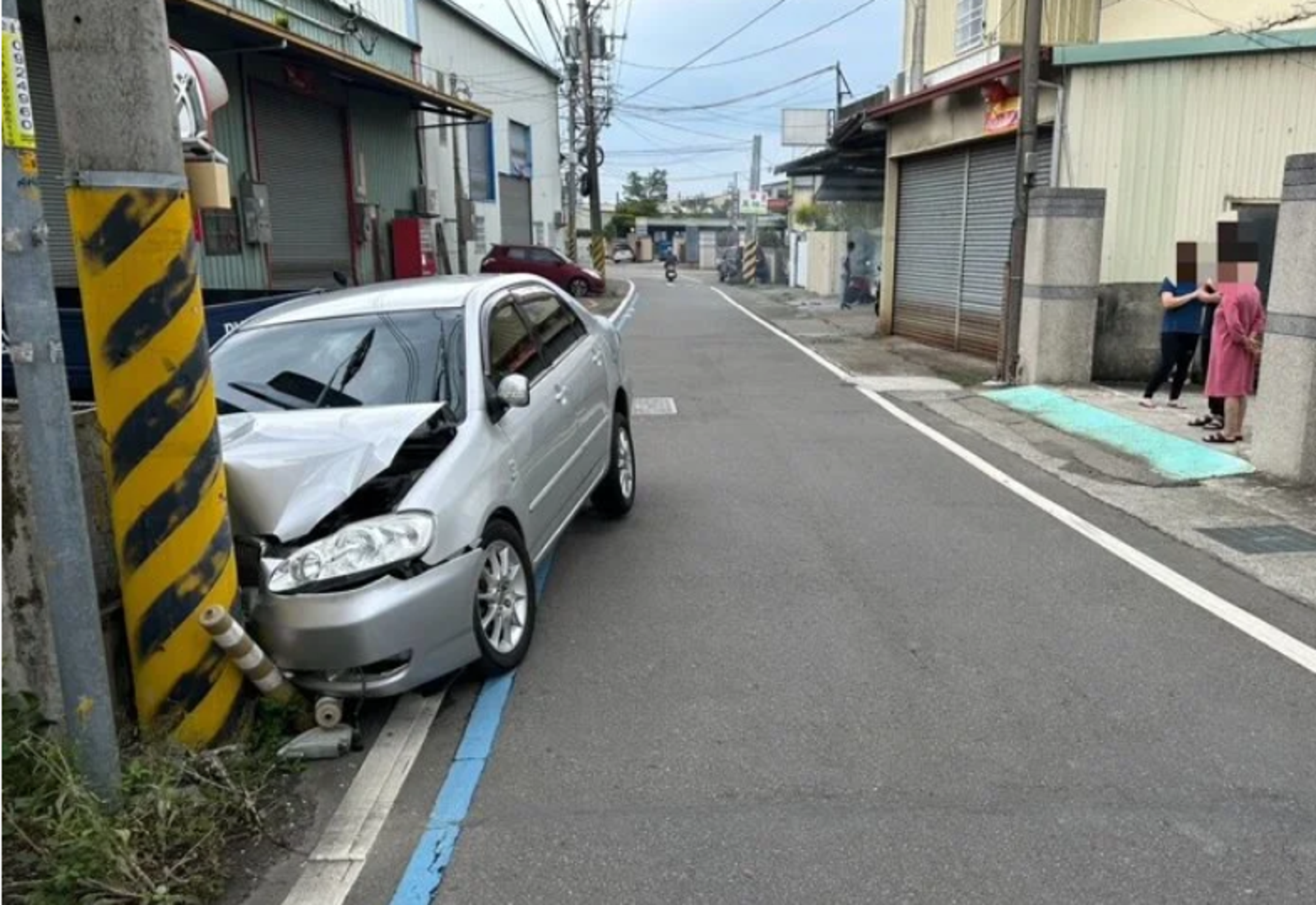 台中阿嬤載全家出遊自撞電桿　祖孫三代5口驚險逃生