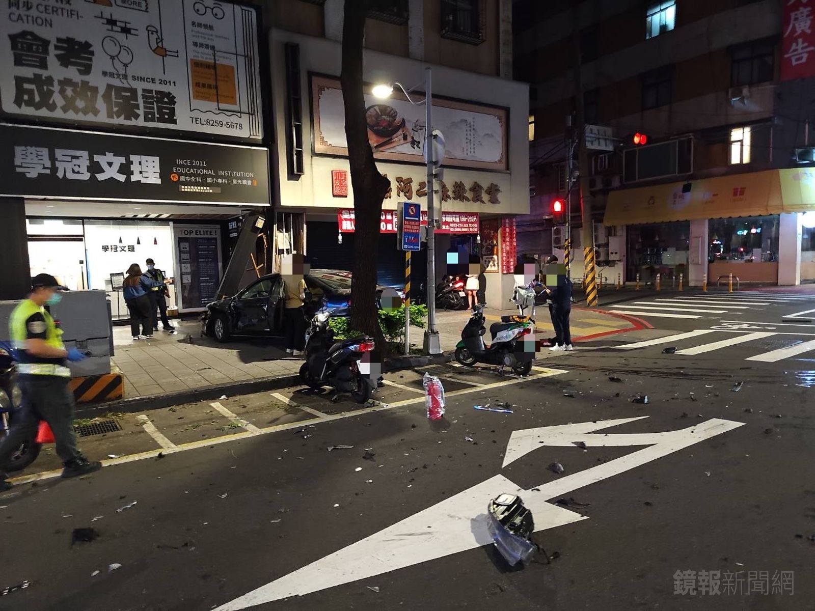 路面四散車輛散落的零件。警方提供