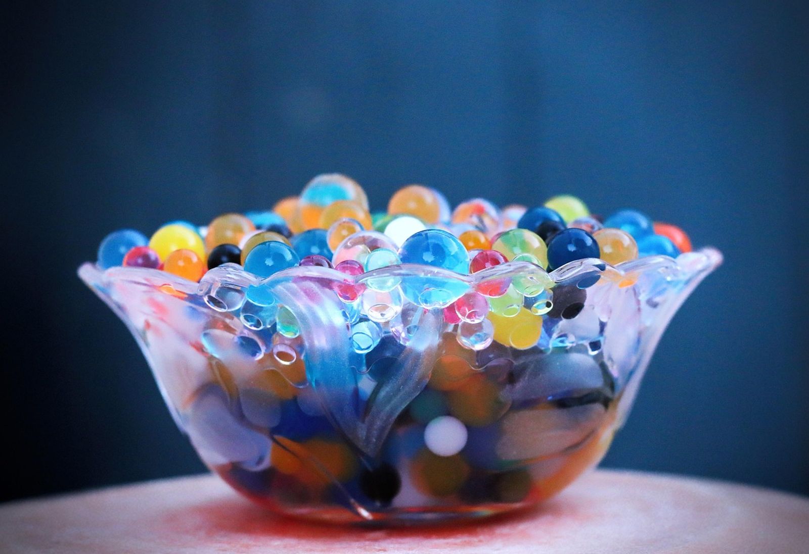 14歲少年「尿不出來」急送醫!驚見膀胱「塞滿38顆水晶寶寶」最大如鵪鶉蛋