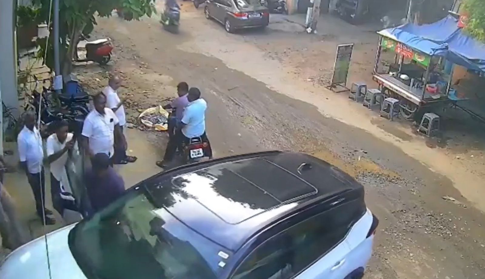 男子連人帶車往後滑。圖/翻攝自X