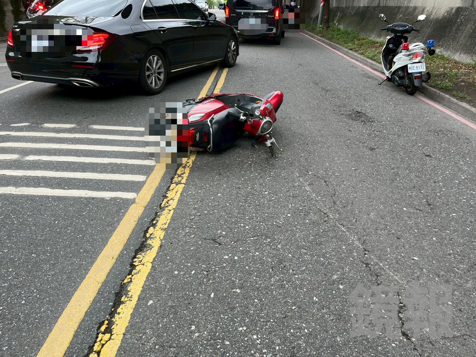 車頭撞成「一字型」 機車騎士自撞燈桿亡