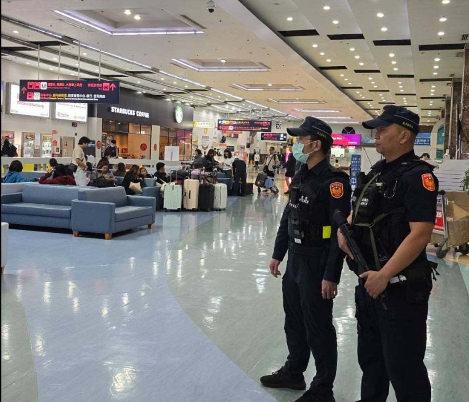 小港機場爆警匪追逐！疑夾帶毒品藏行李箱　外籍男拒檢狂奔狼狽遭逮