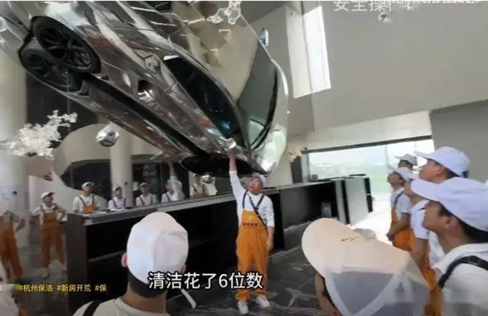 大葉子把一輛藍寶堅尼跑車掛在牆上。圖／百度