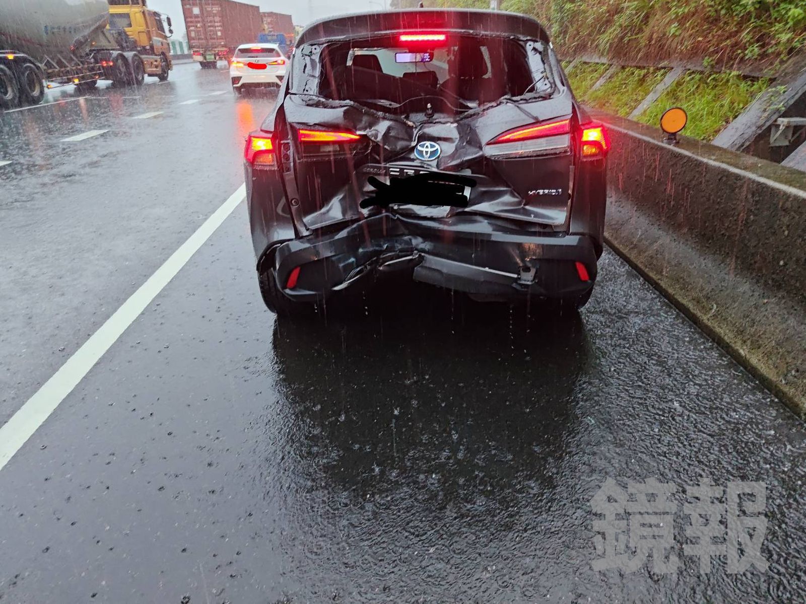 轎車後擋風玻璃全部碎裂,可見撞擊力道猛烈。翻攝畫面