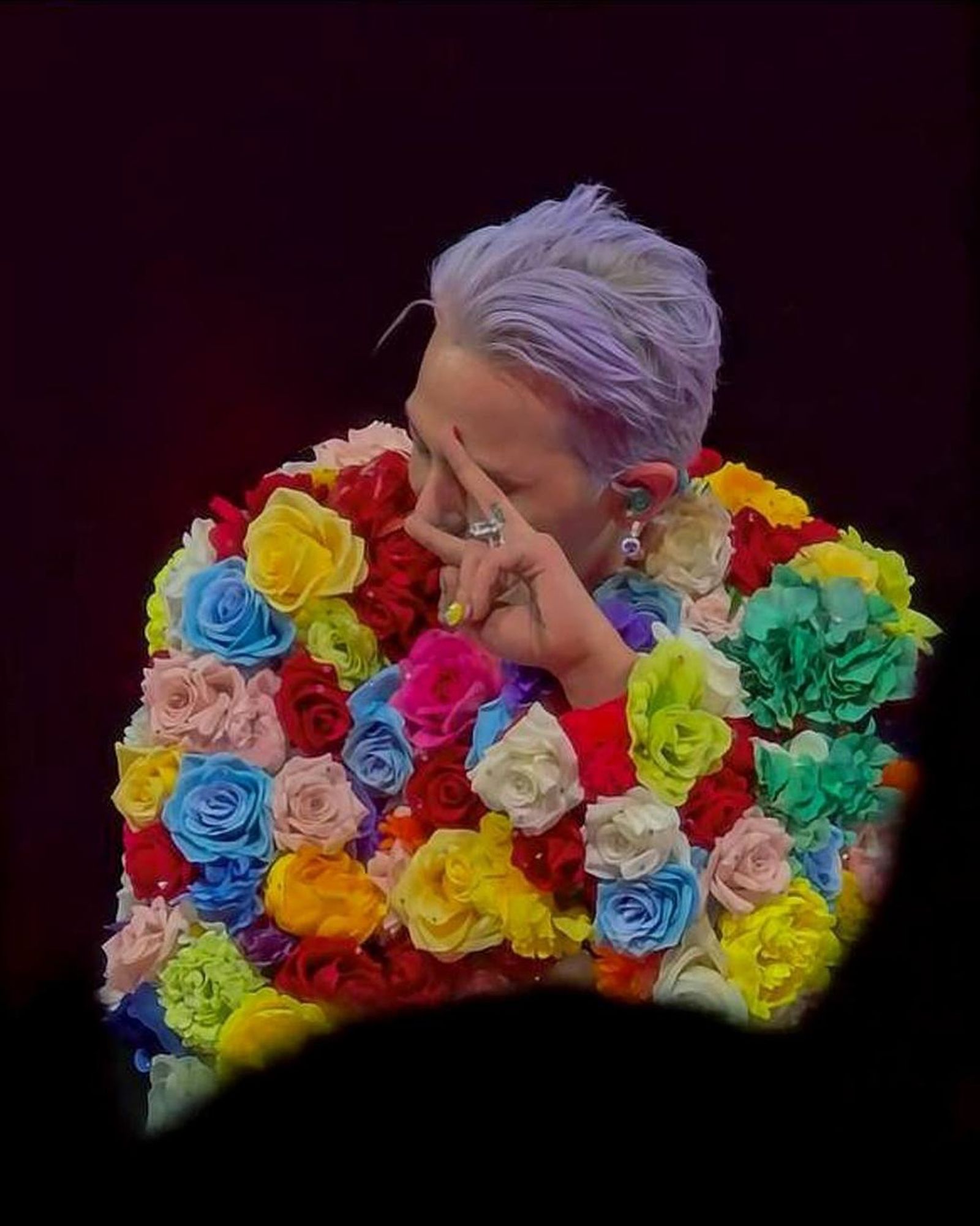 GD的玫瑰花戰袍在台北站升級為彩色版。翻攝IG@xxxibgdrgn