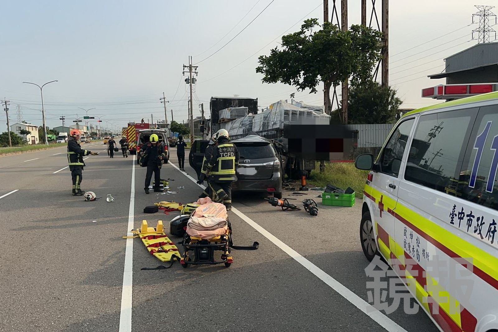 台中龍井傍晚發生死亡車禍，警消到場發現1男1女受困車內，已無生命跡象，男子送醫暫時救回，女子傷重不治。民眾提供