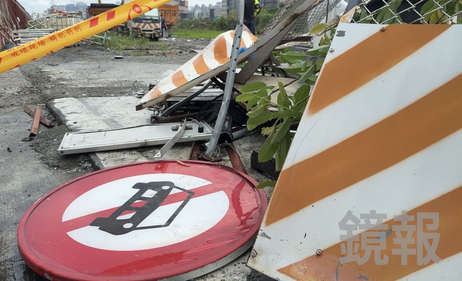 路標桿被撞斷倒在地上。呂健豪攝