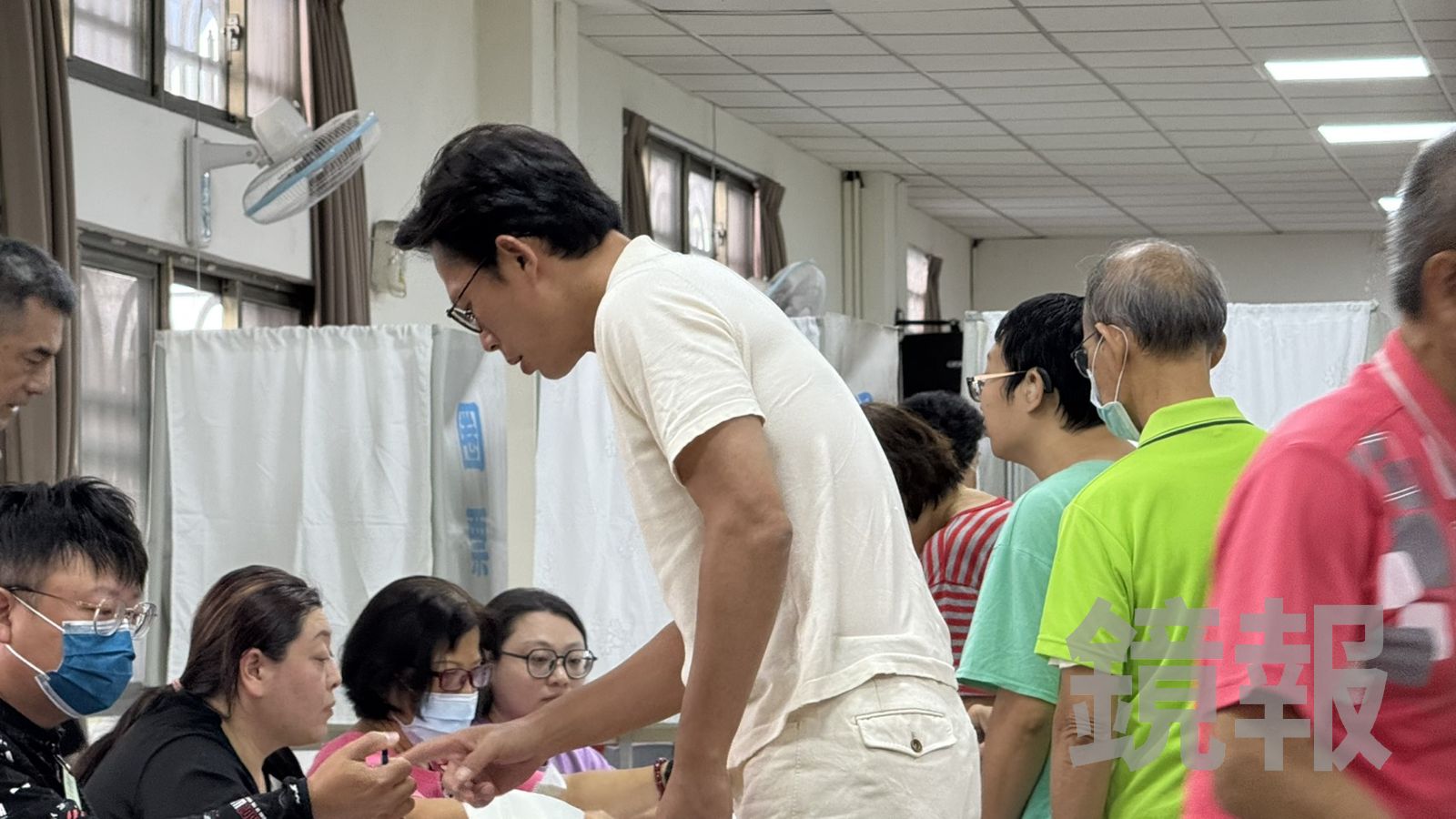 完成核三延役公投投票 黃國昌排隊領票「先細讀選舉公報」