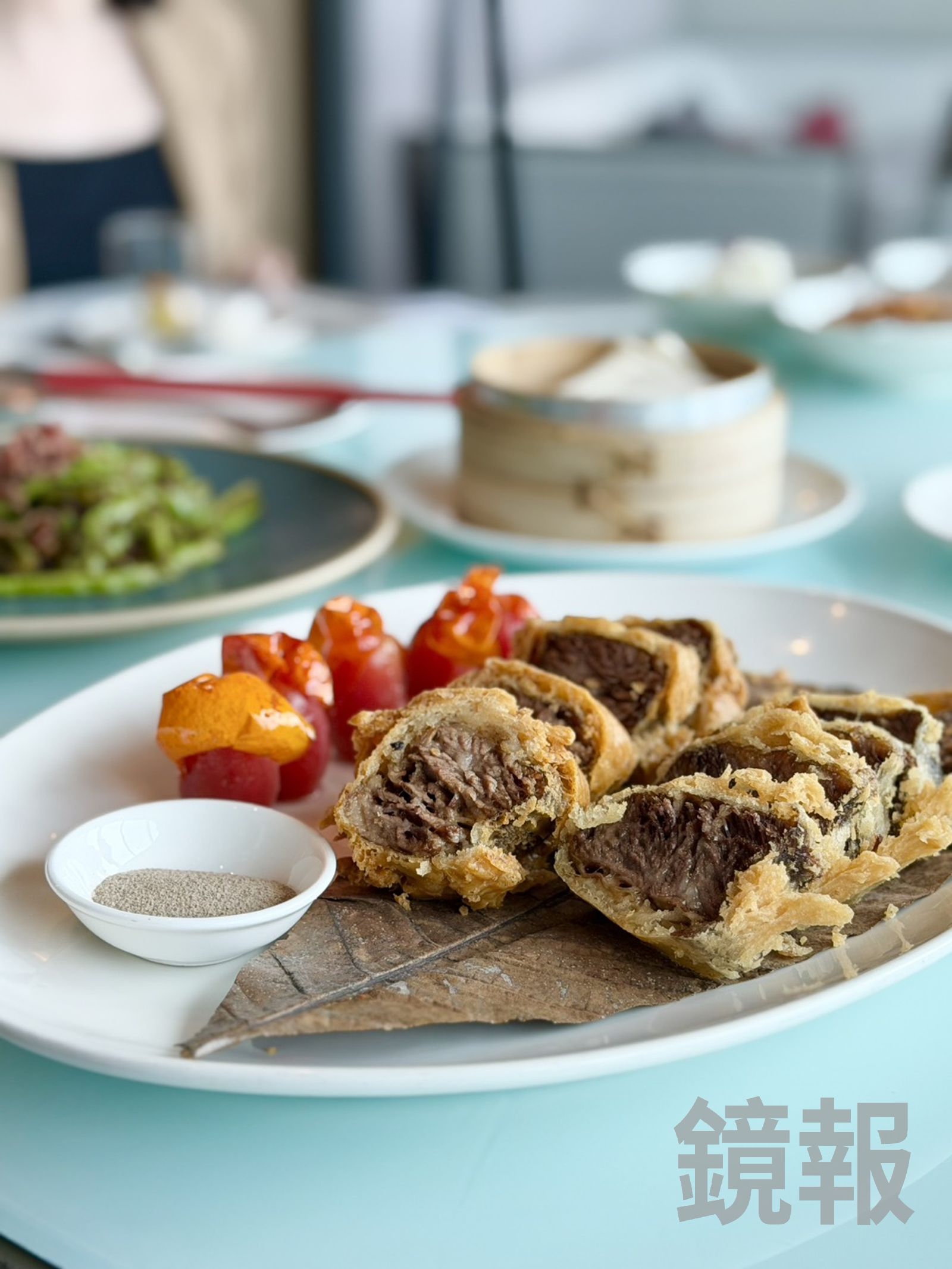 「椒鹽脆皮牛小排」外層咔滋脆口,肉質仍保有肉汁與油脂香氣,沾花椒椒鹽能讓香氣層層堆疊,更夠味。(1,880元/份)