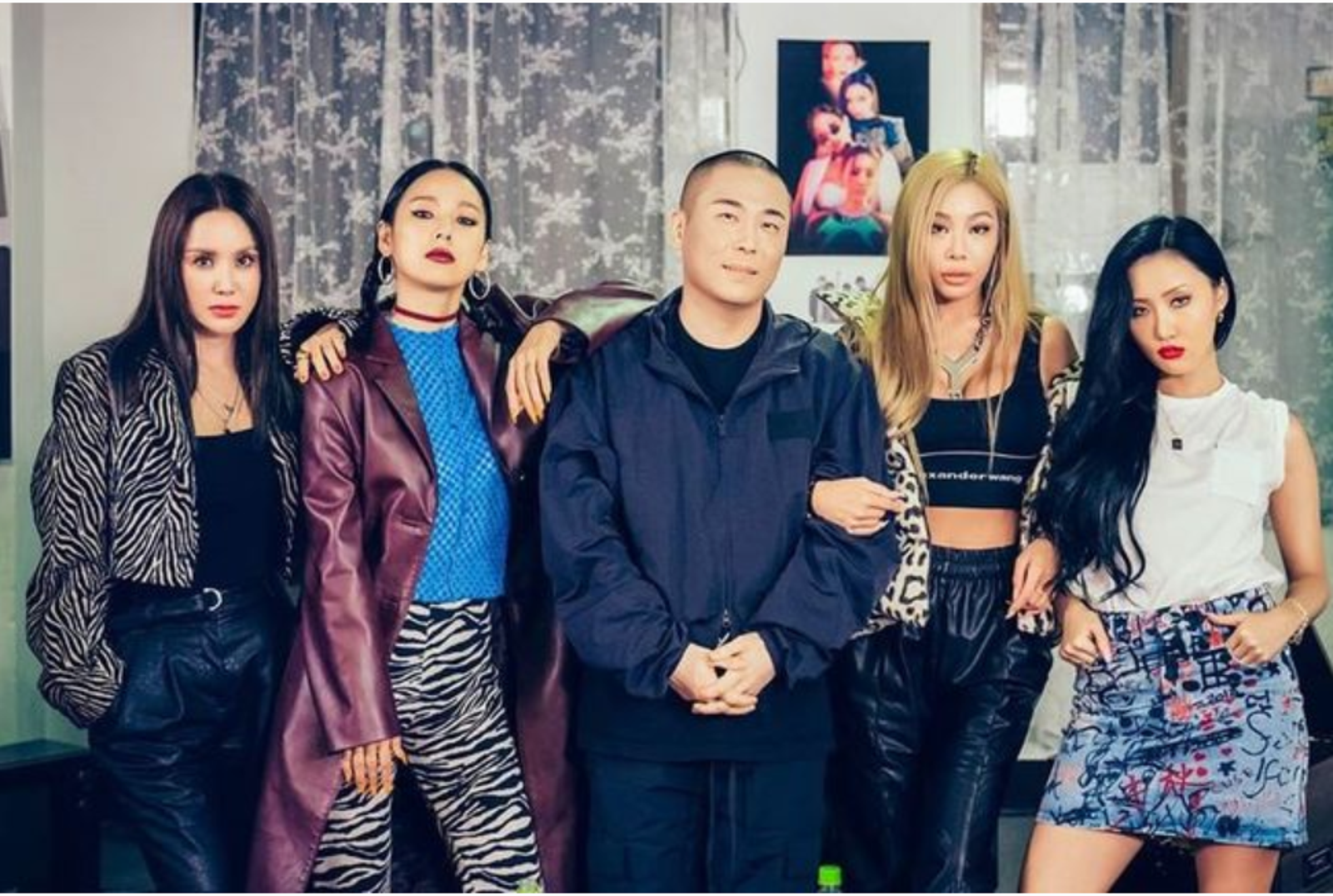 Rado(中)曾為李孝利(左二)領軍的退貨遠征隊寫歌。翻攝MBC