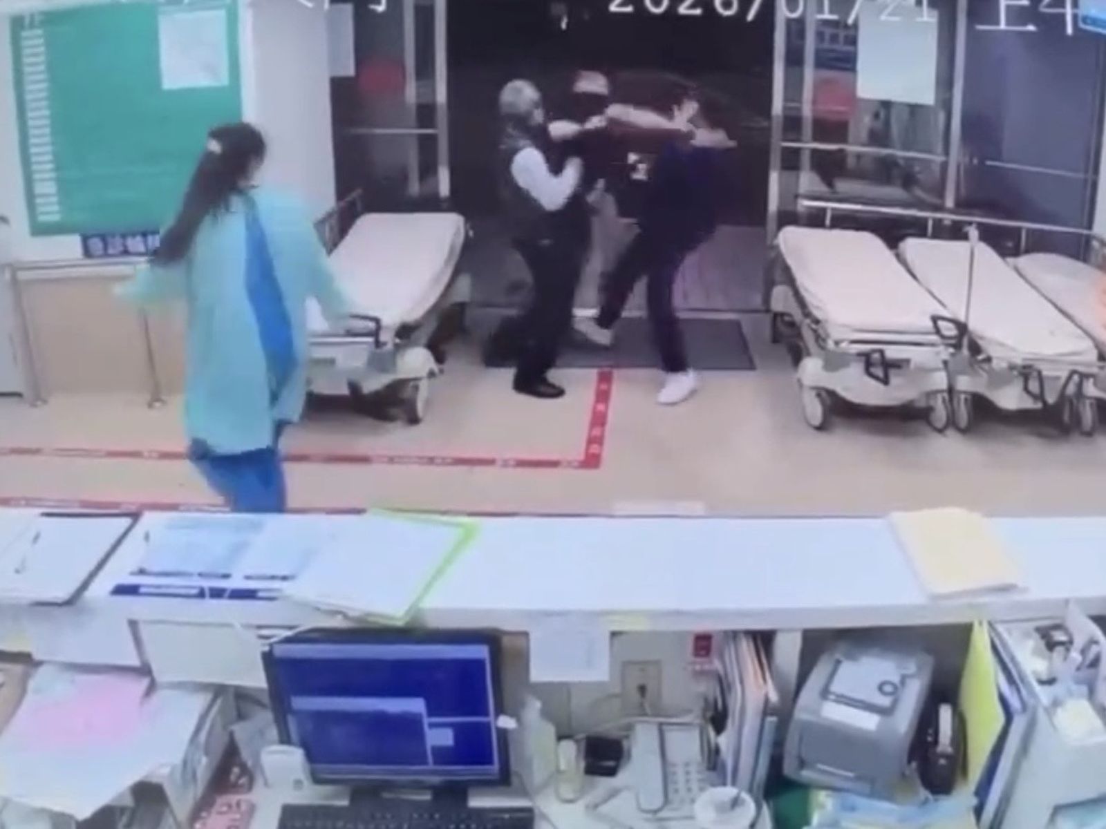 嚴懲醫療暴力！澄清醫院急診室重拳揍飛護理師腦震盪　中檢出重手收押惡男
