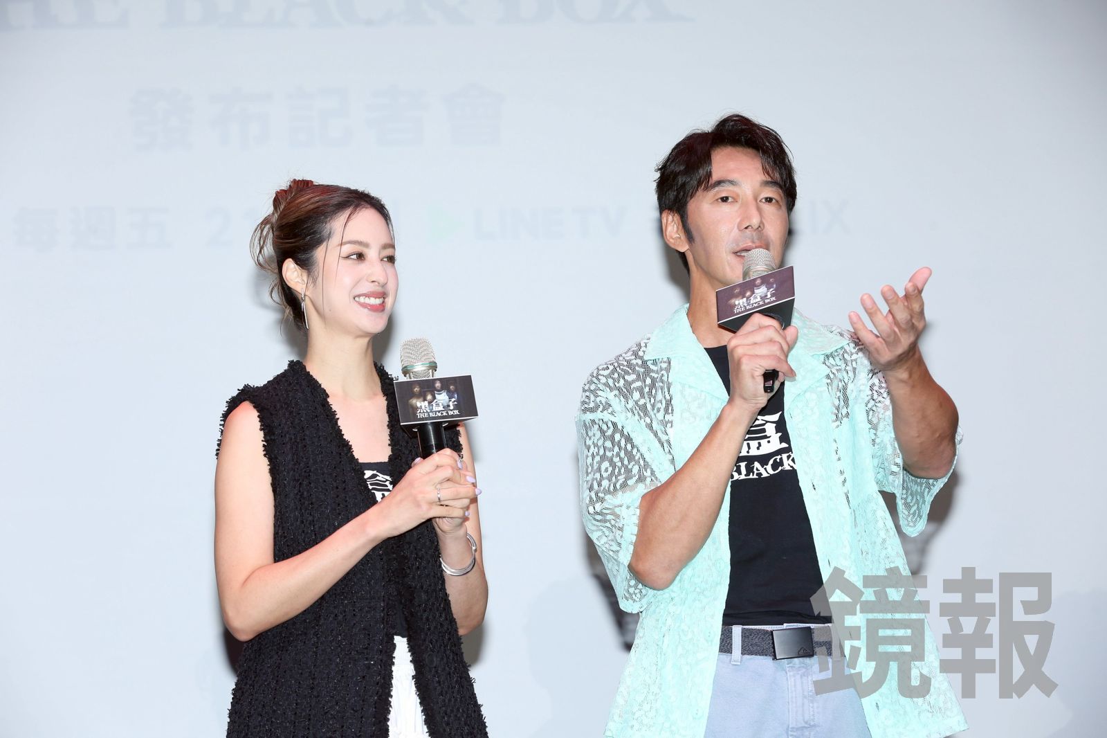 李李仁(右)出席《黑盒子》記者會表示曾服二年憲兵士官役。左為莫允雯。李鍾泉攝