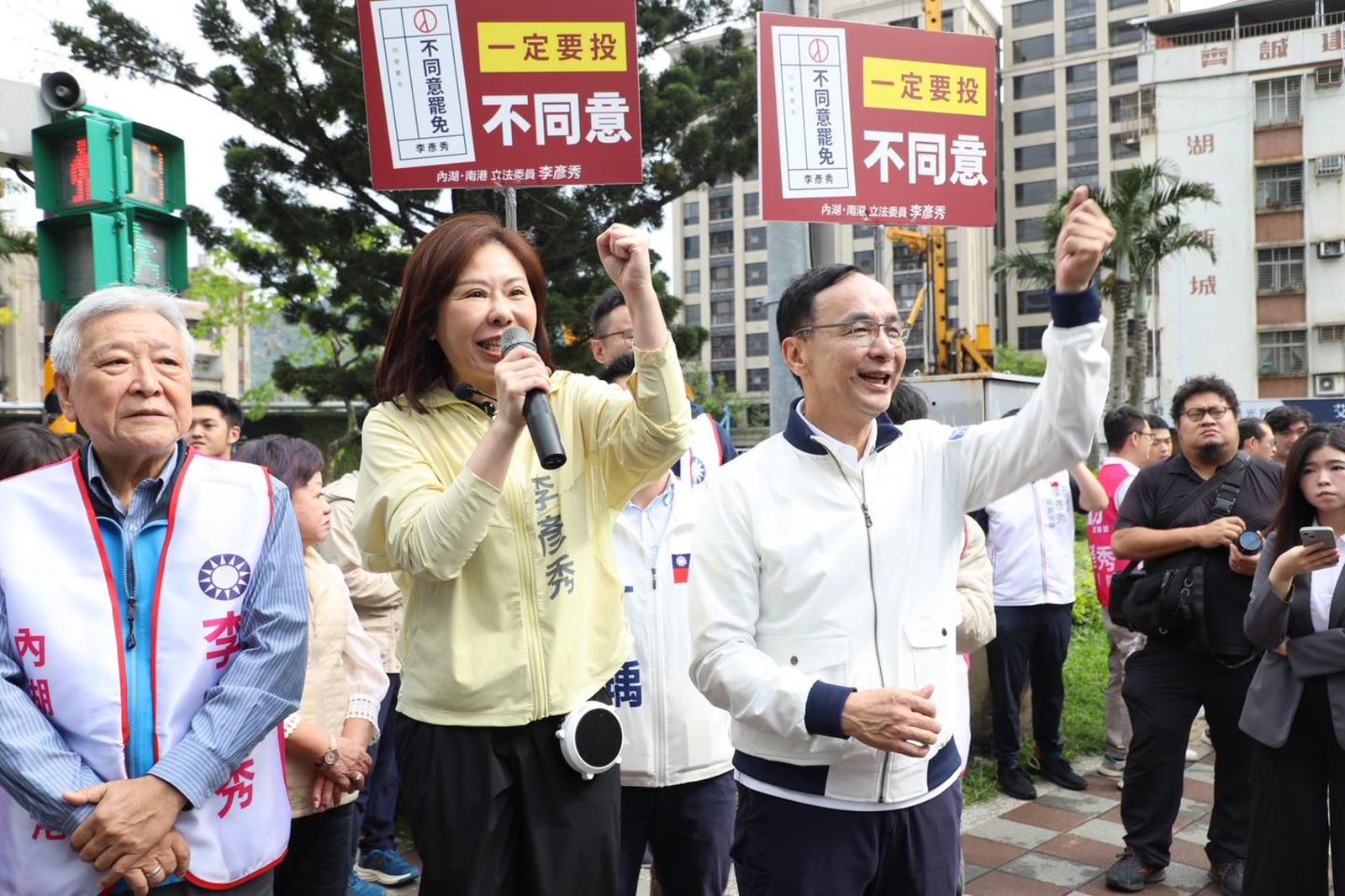 朱立倫站街頭呼籲反罷免,國民黨團更提出反廢死公投,以反制執政黨。圖片取自朱立倫臉書