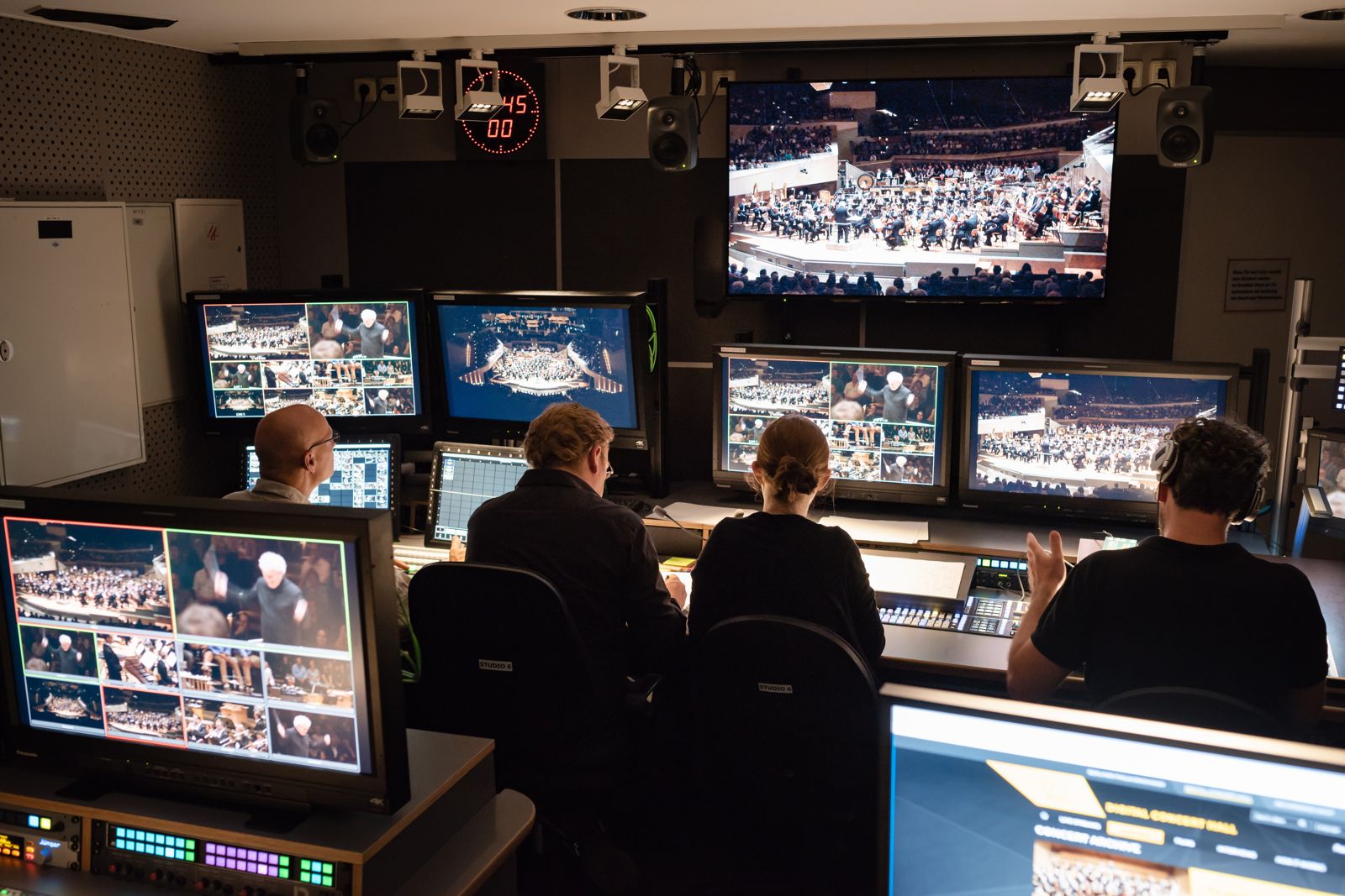 柏林愛樂數位音樂廳靈魂人物靈魂人物「超級導播」邁克爾・拜爾率團隊來台為全球轉播坐陣。牛耳藝術提供