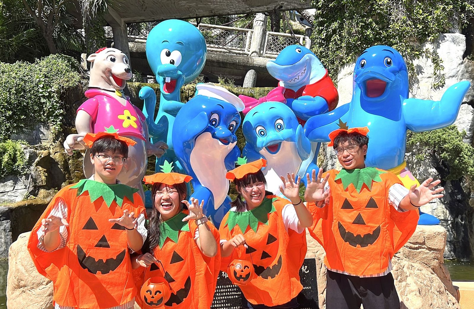 10月31日萬聖節當天，變裝完整度達80％以上可免費暢玩園區。（遠雄海洋公園供圖）