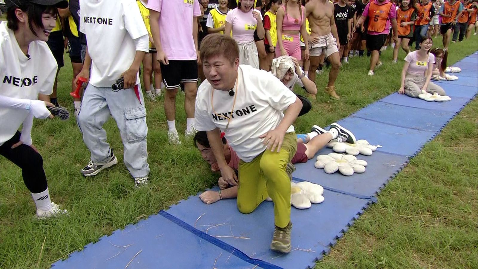 胡瓜趴地投降再起身抗議。民視提供