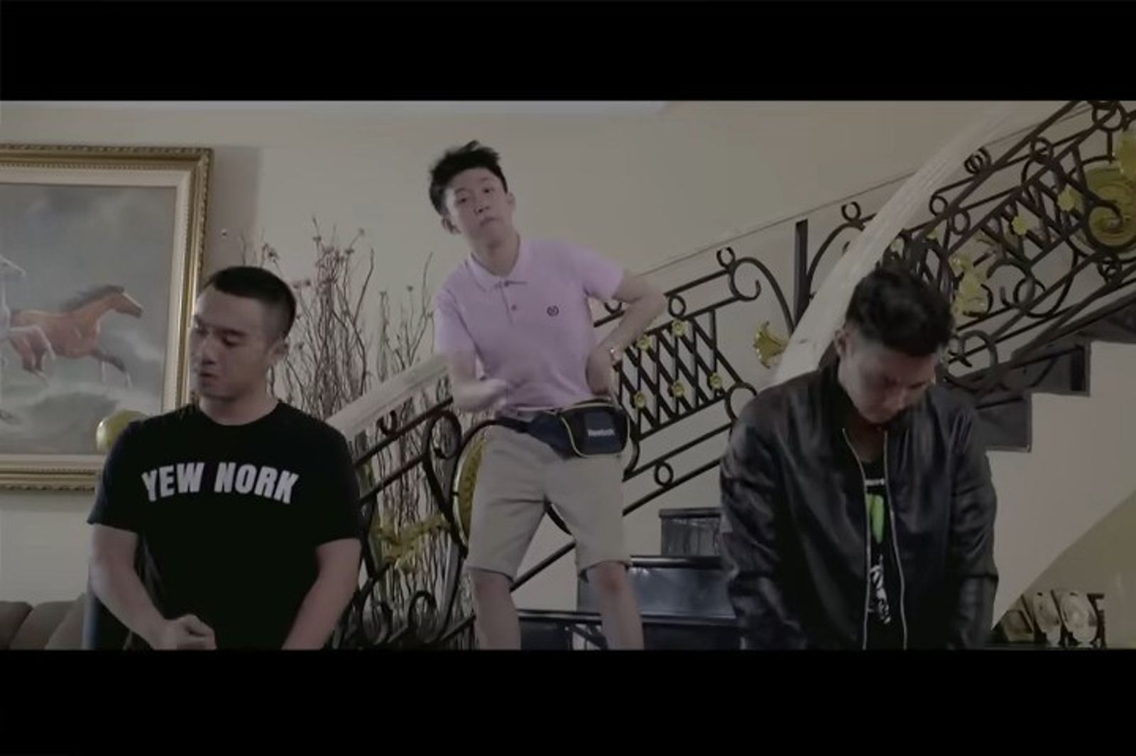 「粉紅Polo衫＋腰包」　亞裔潮流巨星始祖Rich Brian 12/1專場開唱