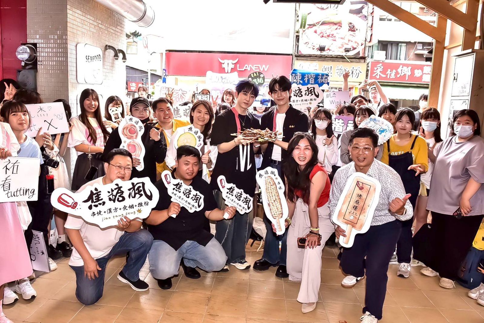 楷祐與凱杰1日擔任一日店長。焦糖楓提供