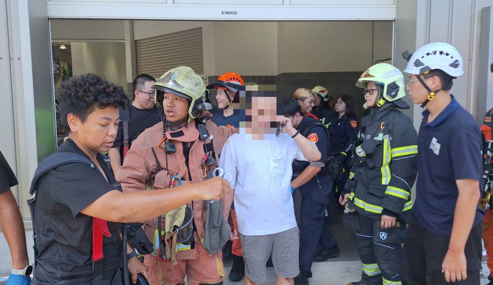 新莊好市多驚魂!員工帶「3把刀」坐頂樓屋簷 警消急談判...救下現況曝光
