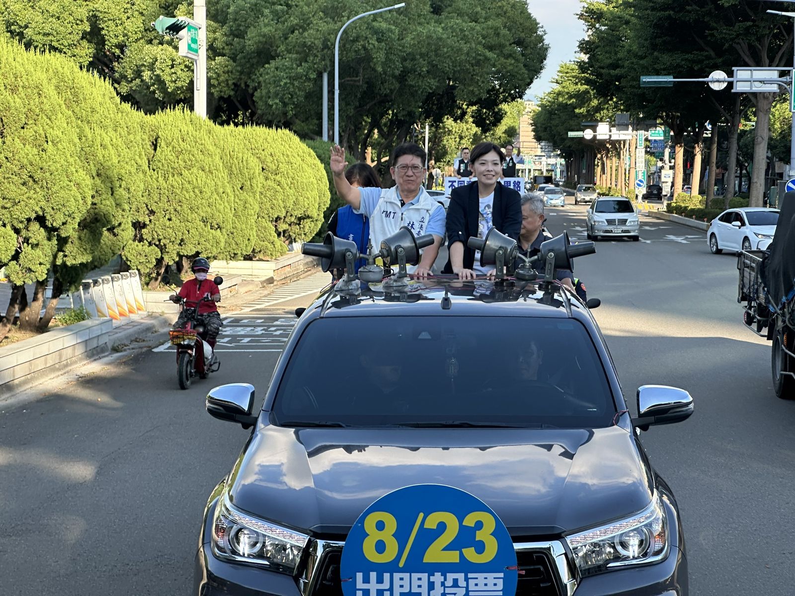 林思銘在此次罷免選戰中展現出統合在野資源的力量,新竹市長高虹安選前和他一同車掃。(資料照片/林思銘辦公室提供)