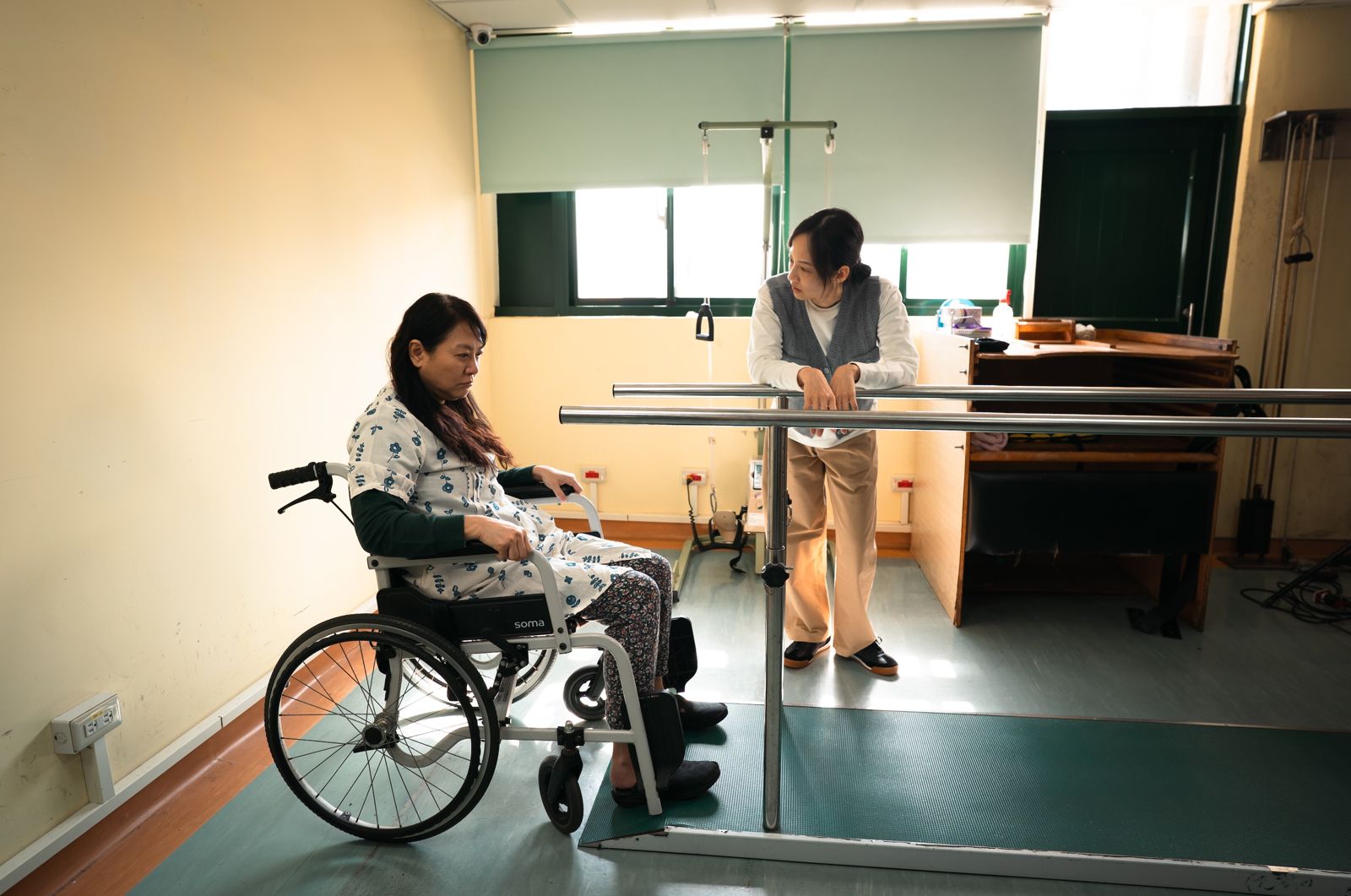 58歲「國光校花」癱坐輪椅震撼畫面曝光　遇心智障礙孩童「開關打開」：對的時間遇到對的劇本