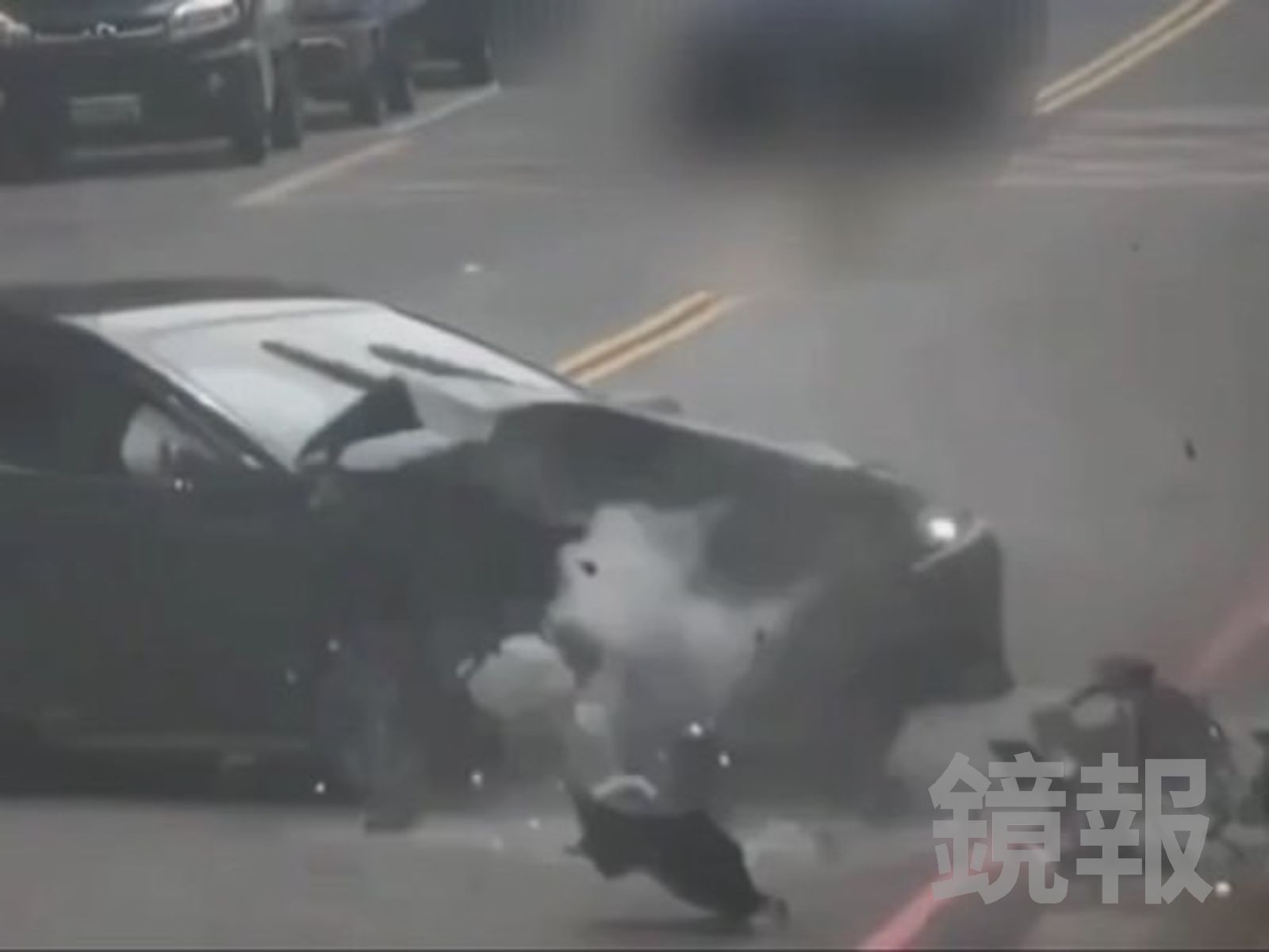 直擊生死瞬間！新北警偵防車遭猛撞「安全氣囊爆開」　悍警忍痛衝出制伏2嫌