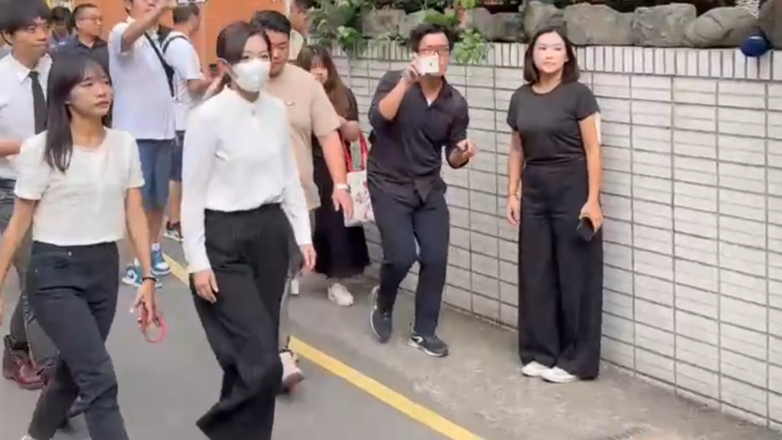 柯P回來了／柯文哲新竹老家好熱鬧！高虹安也現身　今取消祭父行程