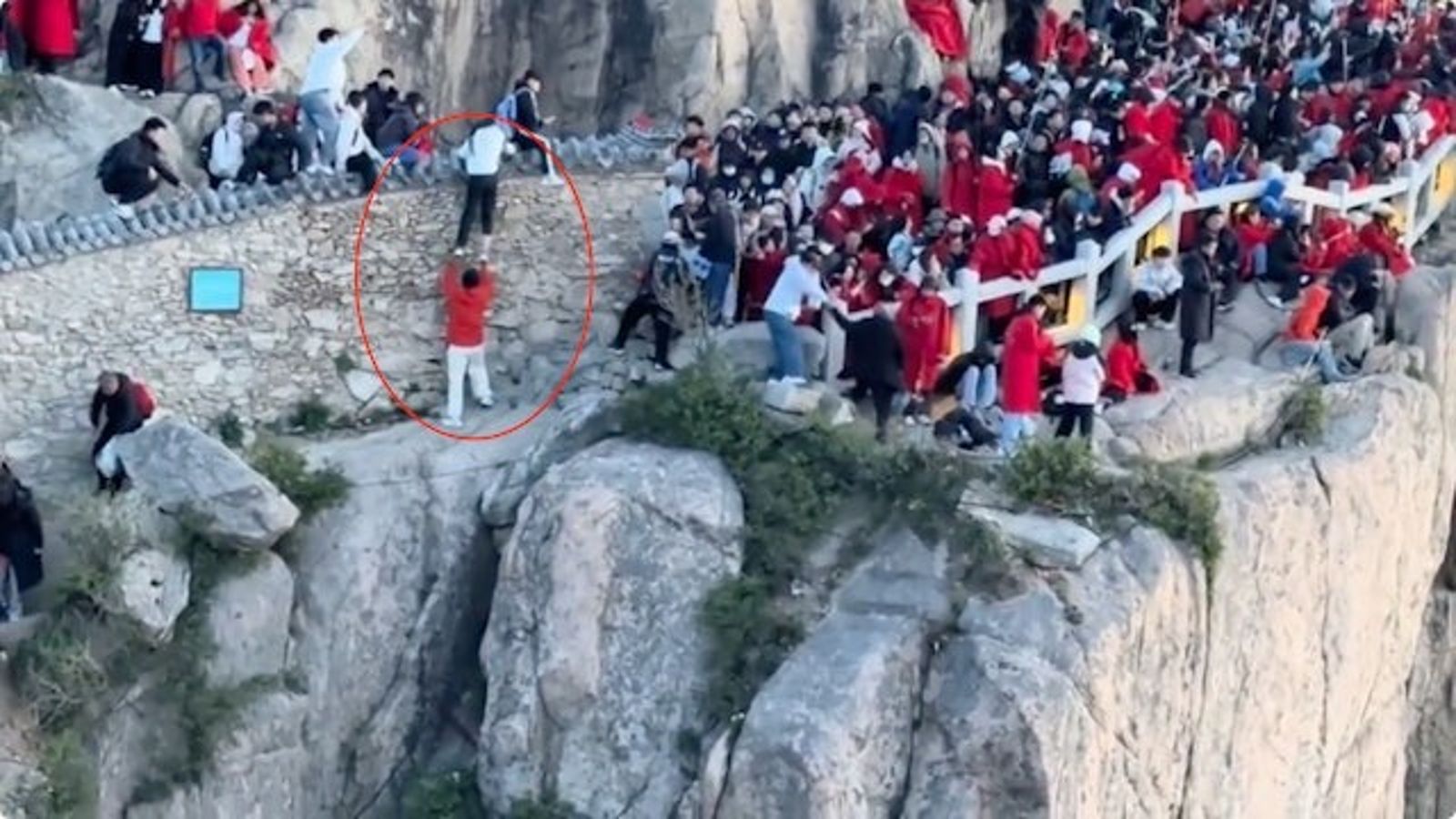 離譜！中國遊客「蜘蛛人式」翻越懸崖圍欄　下一秒直接墜崖