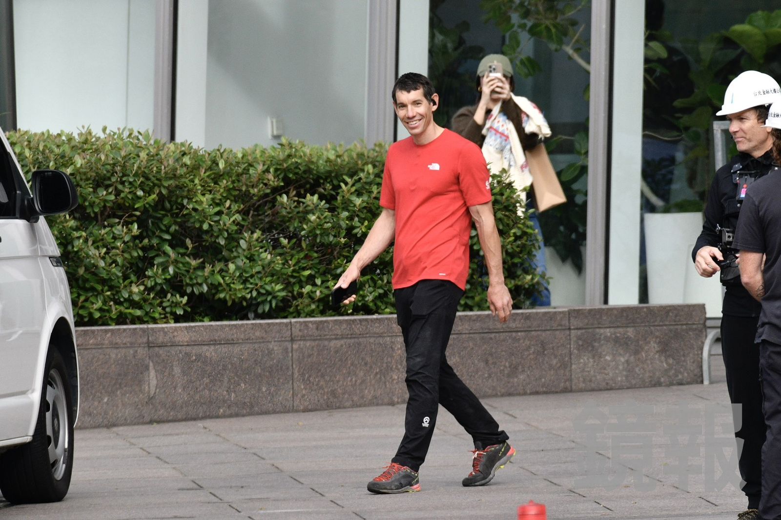 艾力克斯霍諾德抵台北101見現場加油民眾開心微笑。鄒保祥攝