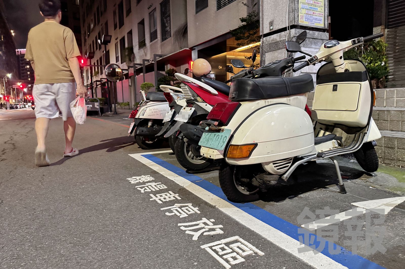 獨家/骨董級偉士牌吸睛卻違規!掛「舊式車牌」停路邊機車格 警方曝裁罰代價