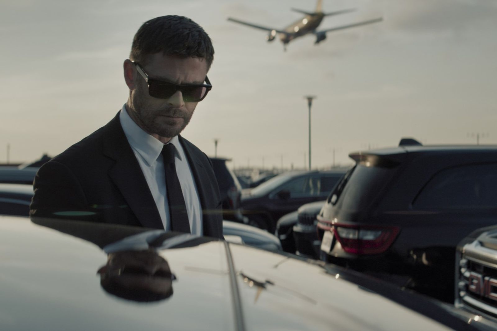 「雷神」克里斯漢斯沃在《犯罪101》中飾演的大盜，接連在加州101號高速公路沿線完成多起驚天竊案。索尼影業提供