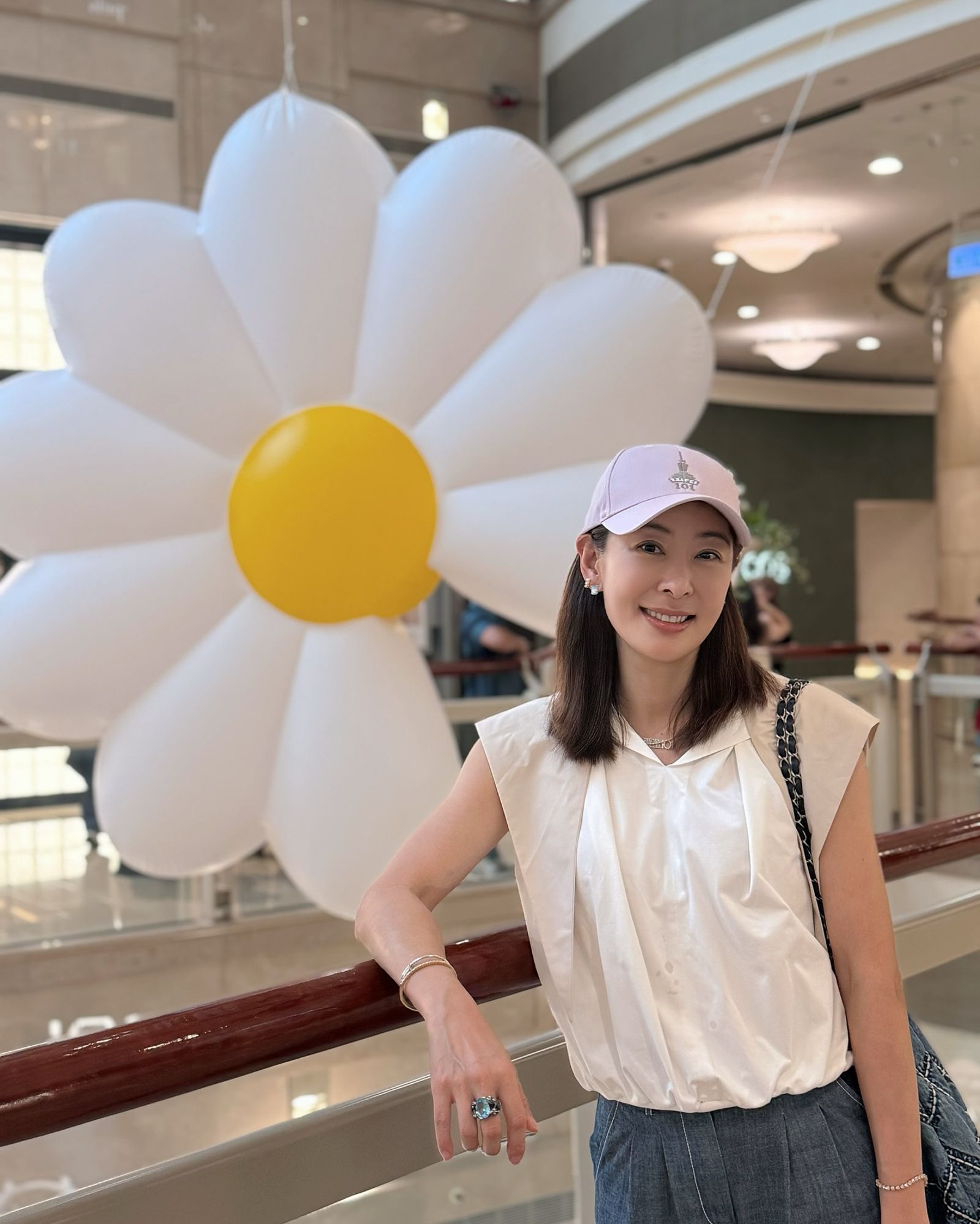 賈永婕日前和101內的巨型雛菊裝置合影。翻攝FB@賈永婕的跑跳人生