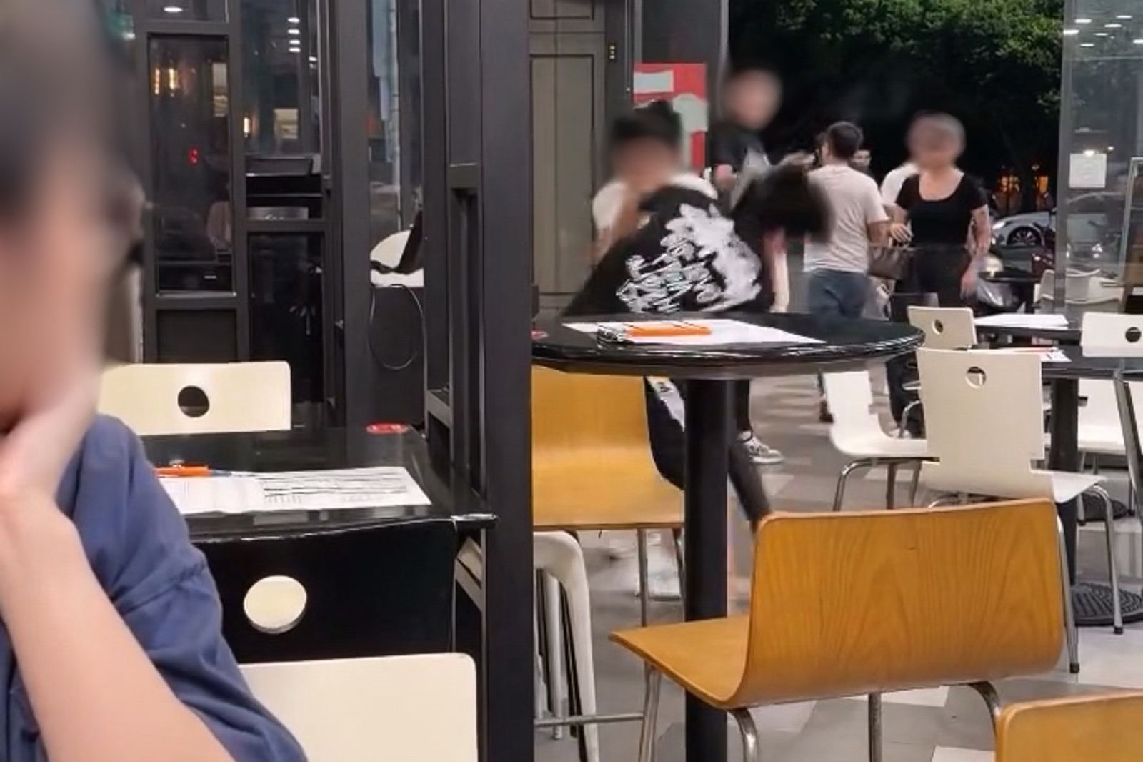 黑衣莊男遭對方持球棒打傷,用餐客人轉頭看傻眼。畫面翻攝threads zsiheng.o