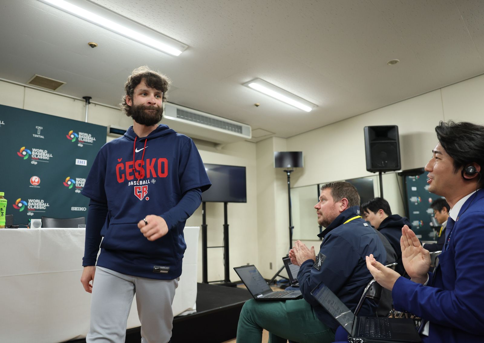 側記/WBC東京巨蛋4萬人送別 捷克Satoria「最後一舞」讓媒體都停下工作