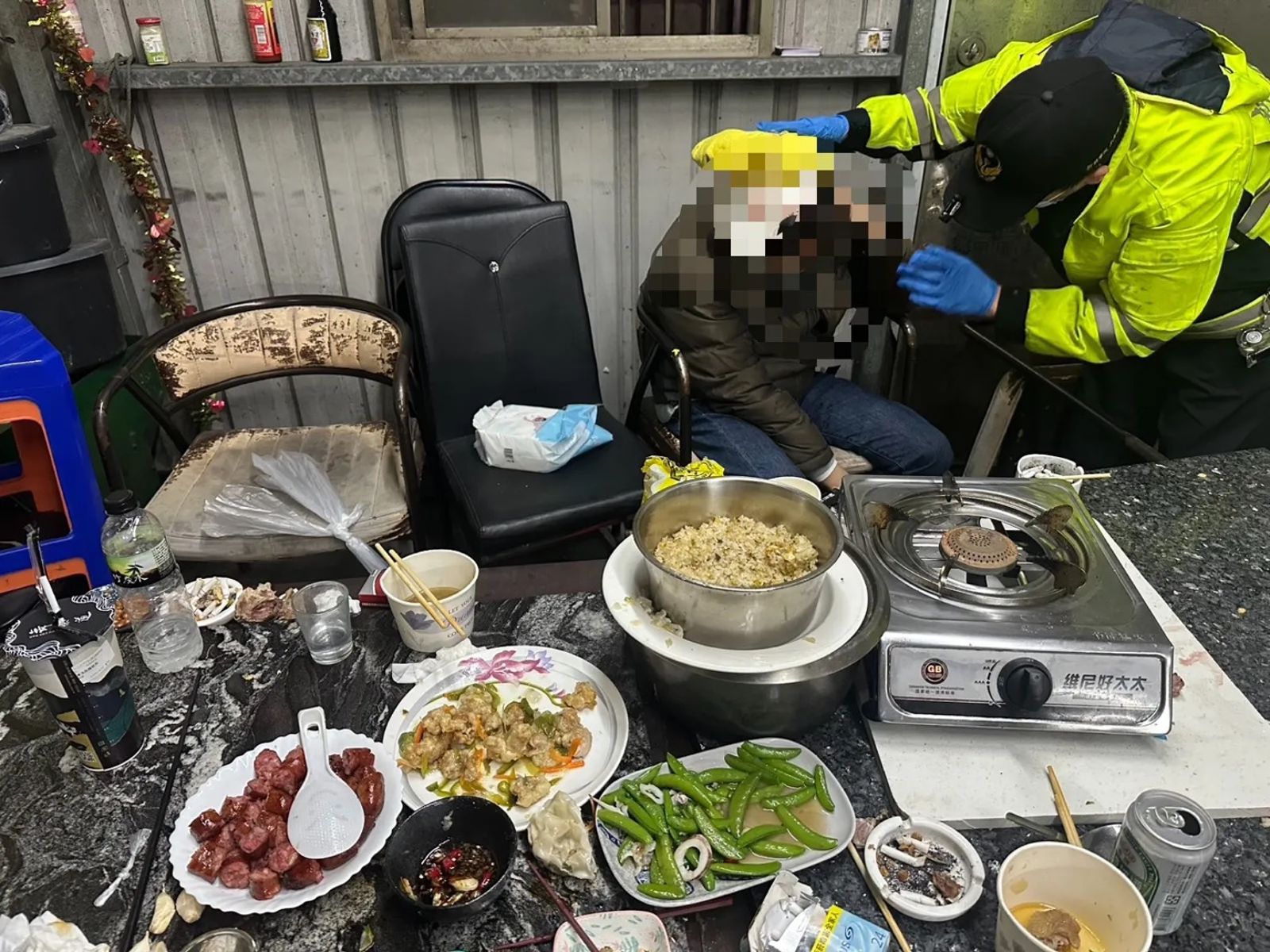 剪刀插頭又拔出!八里檳榔攤命案 粗工狠刺同桌男「腦漿流出」慘死